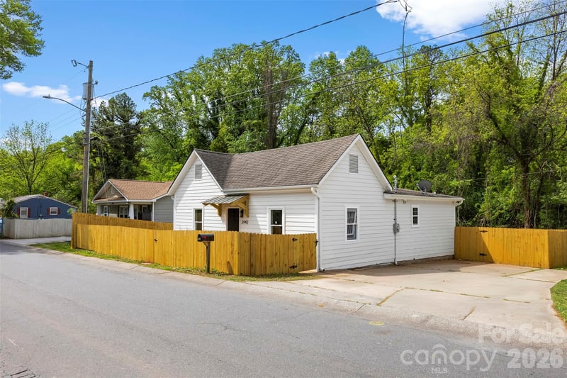 2942 Reid Avenue, Charlotte, NC - 3 beds, 2 baths, 1,142 sqft - $300,000
