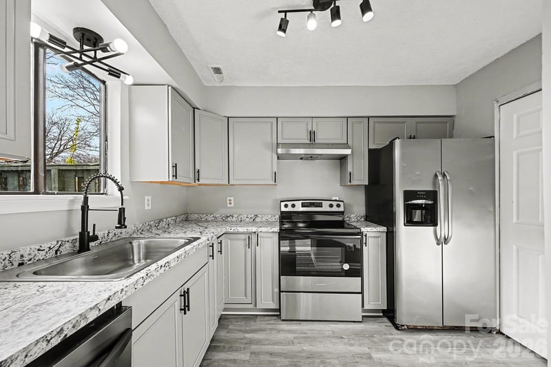 6134 Bent Tree Court, Charlotte, NC - 3 beds, 1.5 baths, 1,209 sqft - $155,000