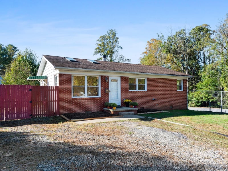 62 Deaverview Road, Asheville, NC - 2 beds, 2.5 baths, 912 sqft - $329,000