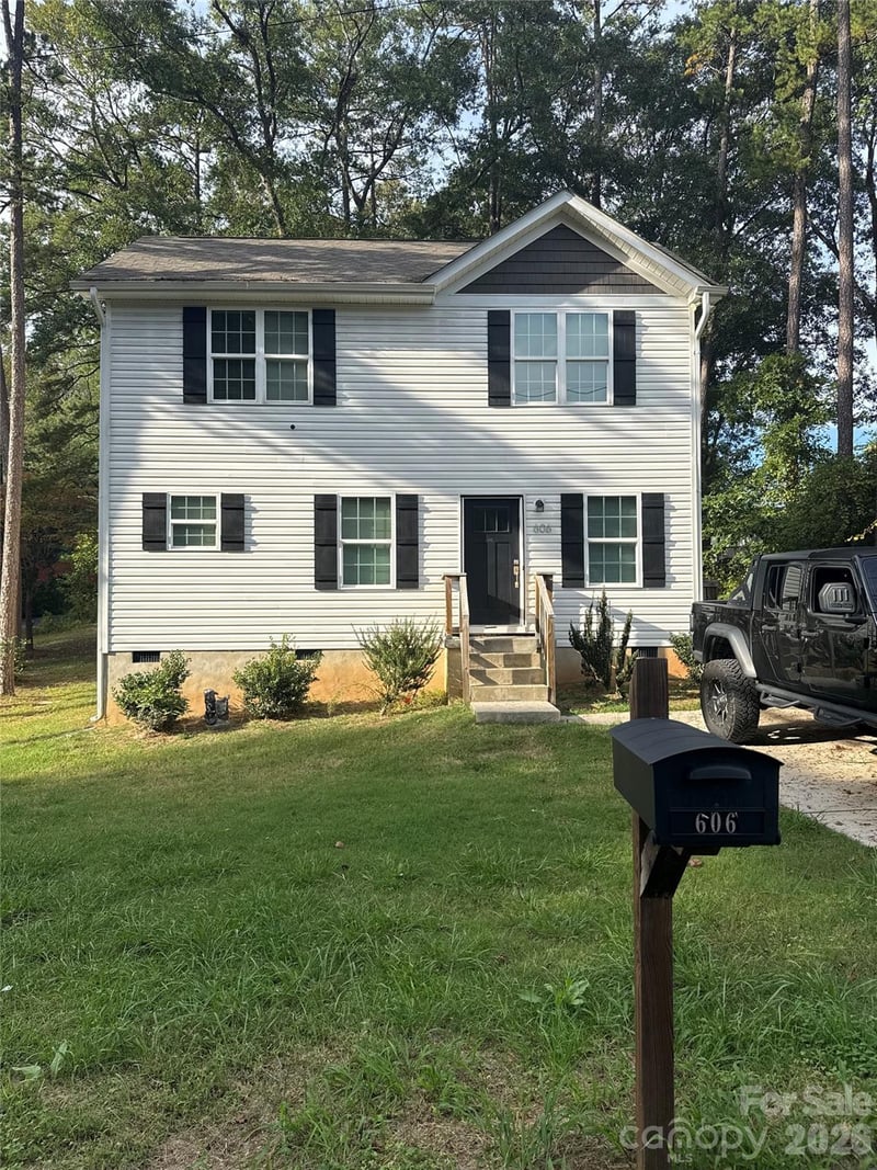 606 W Border Street, Dallas, NC - 3 beds, 2.5 baths, 1,230 sqft - $240,000