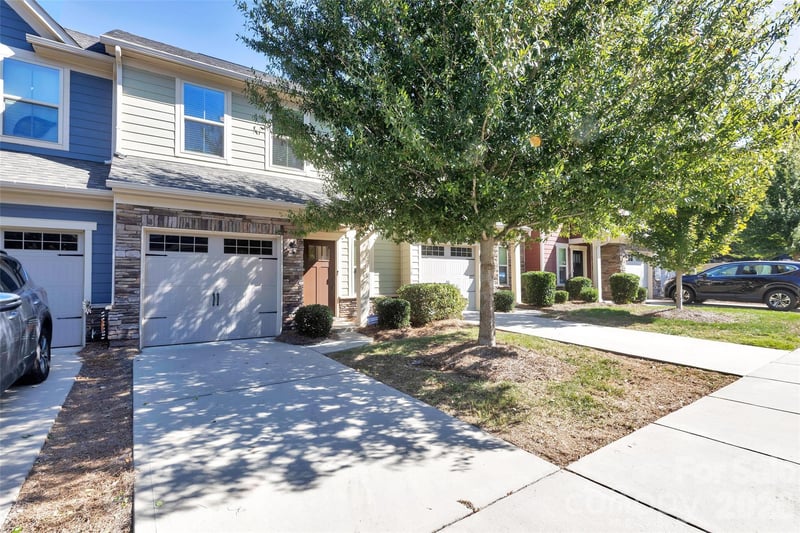 315 Pond Place Lane, Matthews, NC - 0.5 baths, 1,764 sqft - $339,900