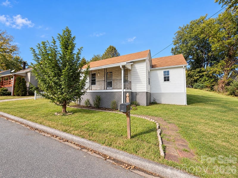166 7th Street, Marion, NC - 3 beds, 988 sqft - $179,000