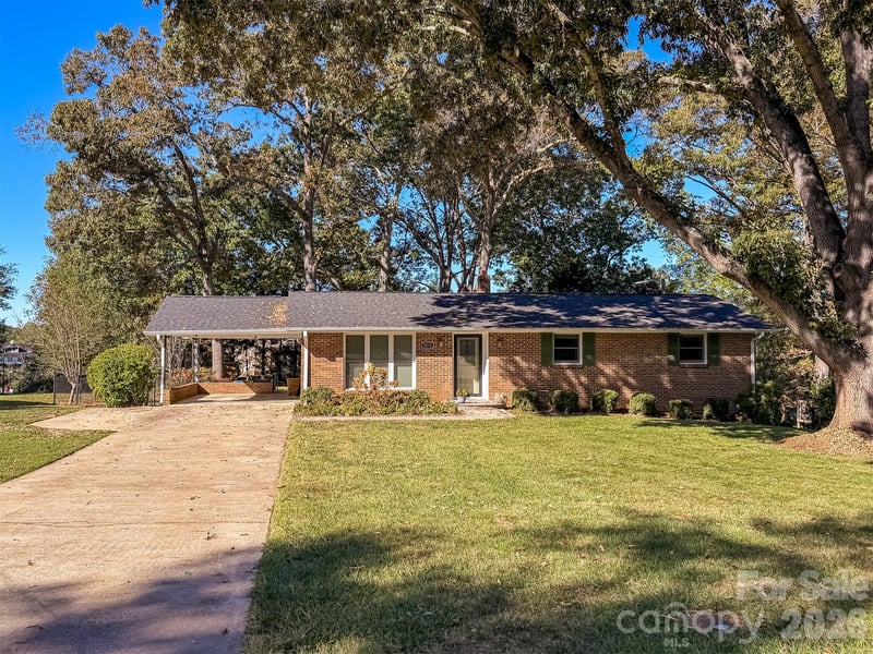 3211 7th Street Drive NE, Hickory, NC - 3 beds, 1.5 baths, 2,064 sqft - $300,000