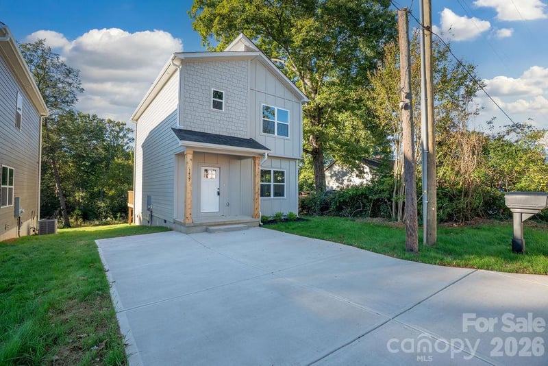 1437 10th Avenue SW, Hickory, NC - 3 beds, 2.5 baths, 1,391 sqft - $269,900