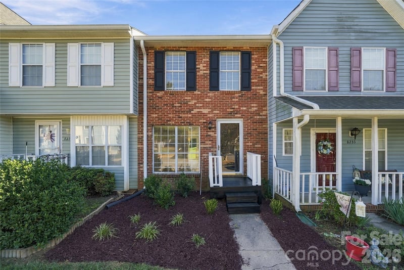 8231 Circle Tree Lane, Charlotte, NC - 2 beds, 1.5 baths, 987 sqft - $269,900