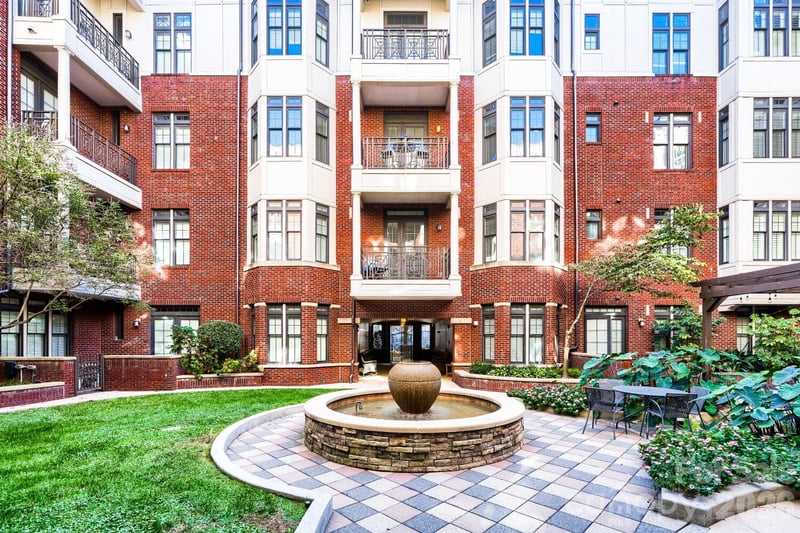 2810 Selwyn Avenue Apt 324, Charlotte, NC - 2 beds, 2 baths, 1,172 sqft - $525,000