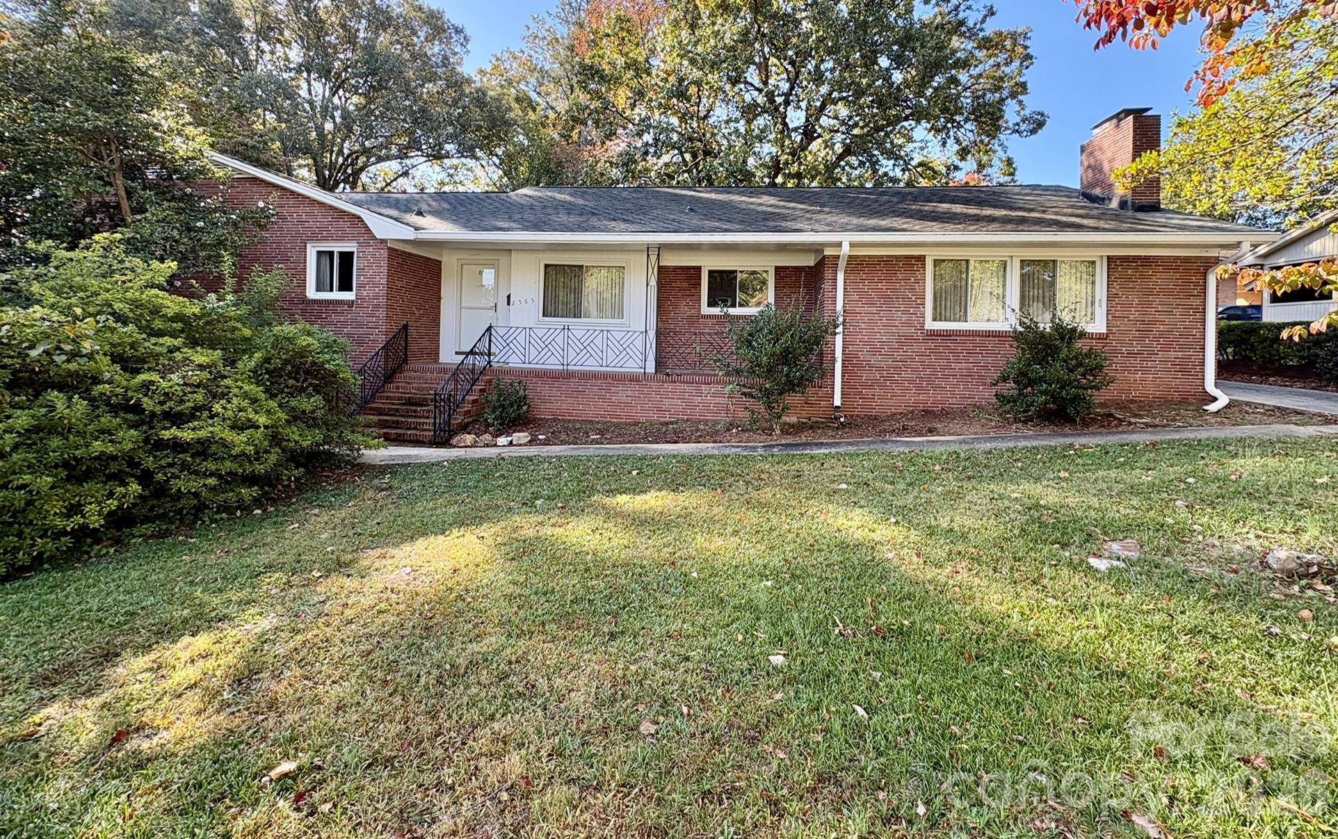 2565 Pinewood Rd, Gastonia, NC 28054. property listing photo